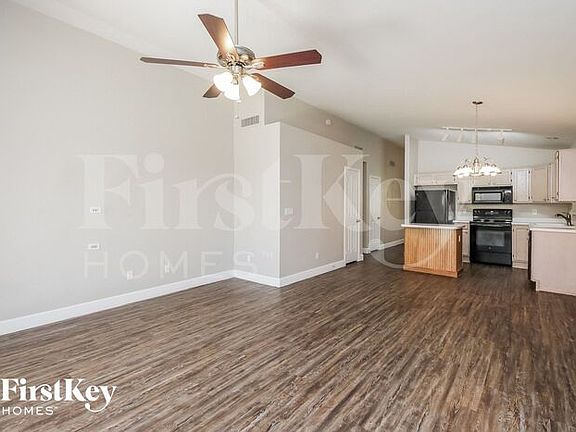 3rd image of 1121 W Kingbird Dr