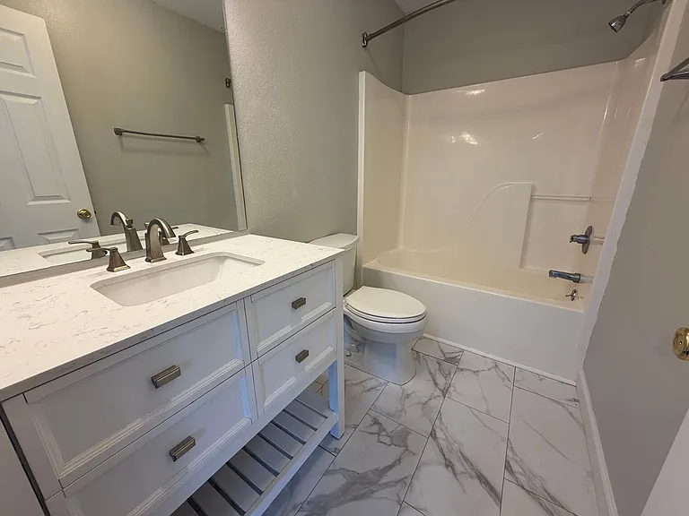 135 Lyle Curtis Cir — Photo 11