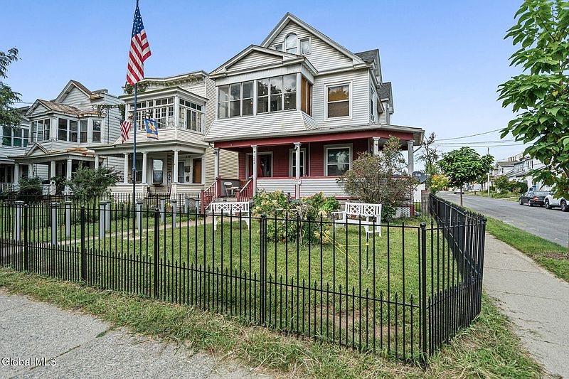 4th image of 264 Manning Boulevard