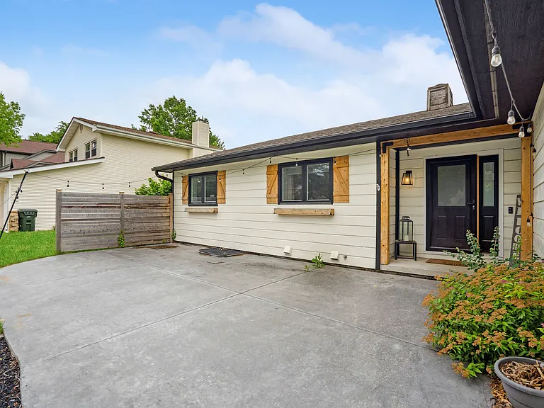2310 Yorkshire Dr — Photo 2