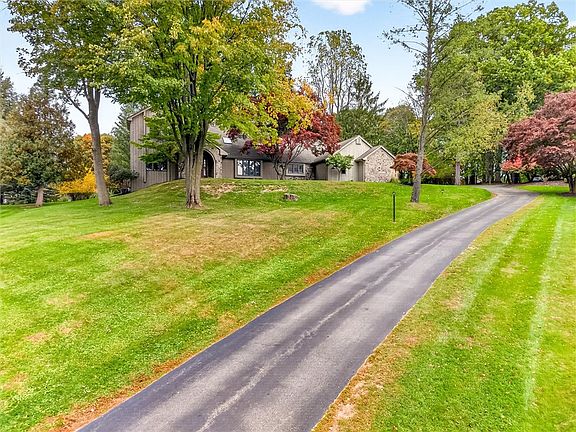 2nd image of 4 Pond View Dr