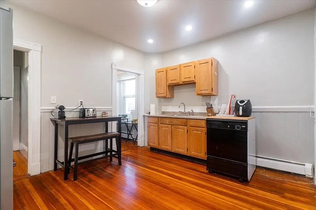4 bed, 1100 sqft, $3,900 — Photo 2