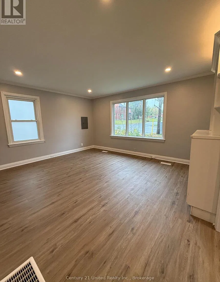 1055 Western Avenue Peterborough — Photo 3