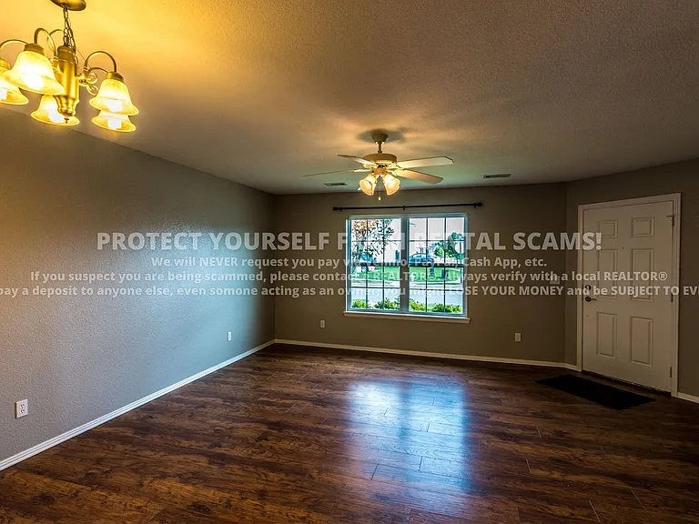 1137 S Holland Dr — Photo 2