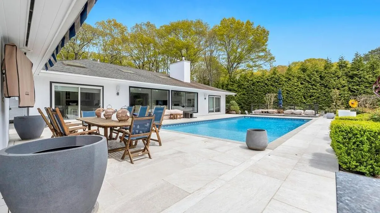 Beautiful East Quogue Retreat With Pool & Private Tennis Court — Photo 4