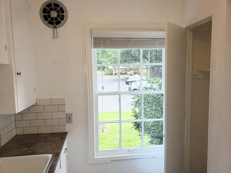 Broadmoor Manor — Photo 102
