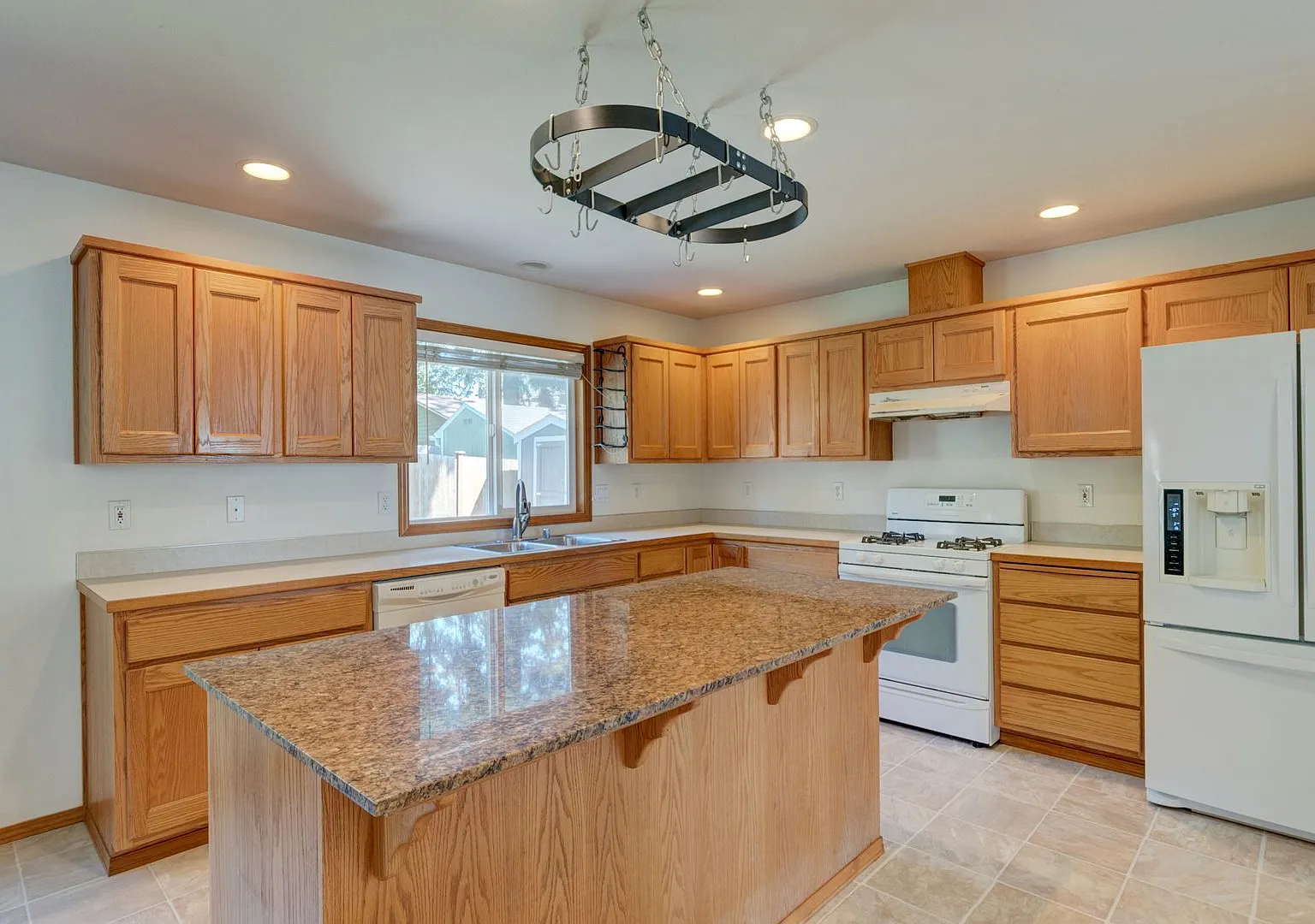 4 bedroom 2.5 bath Home — Photo 2