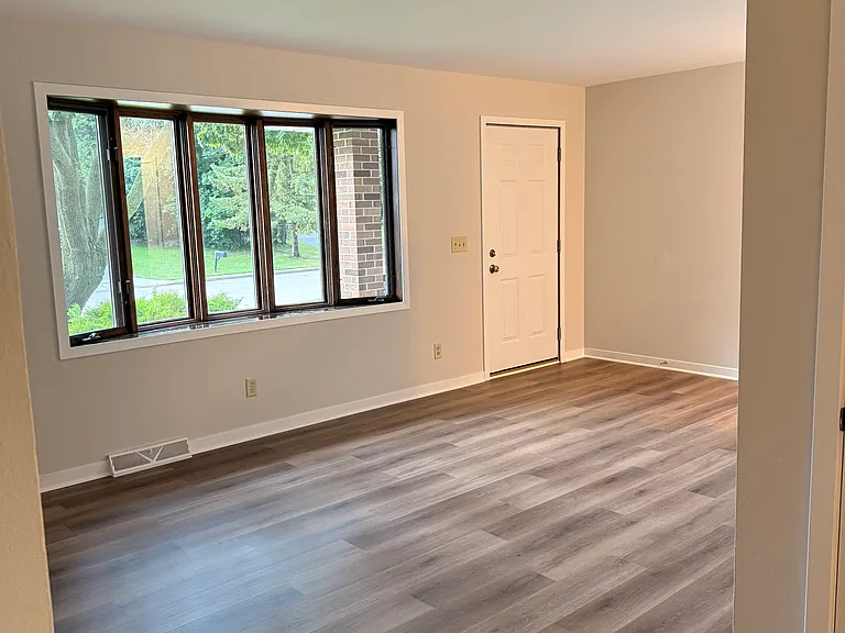 205 Hilltop Cir — Photo 6