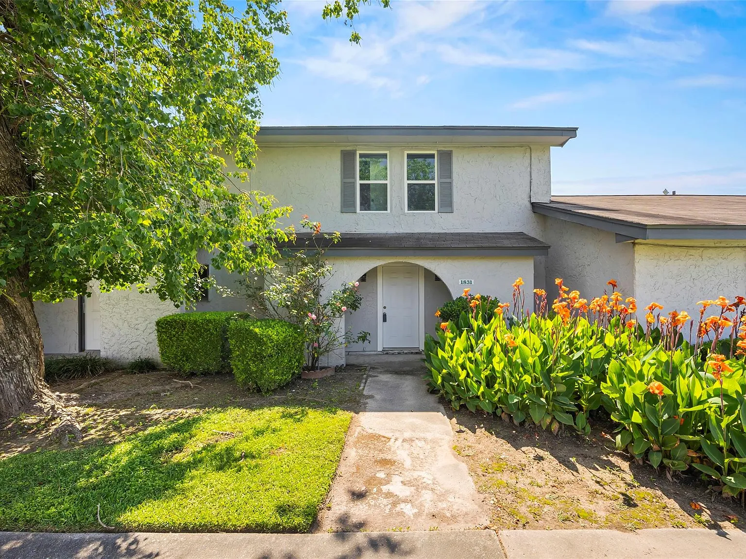 3 bed, 2.5 bath, 1608 sqft, $1,800 — Photo 2