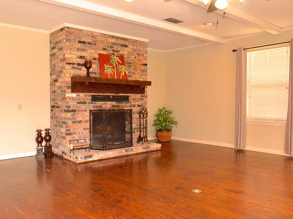 4th image of 810 Southeast Cir