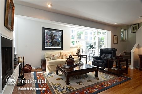 3rd image of 421 W Oakdale Ave APT 5
