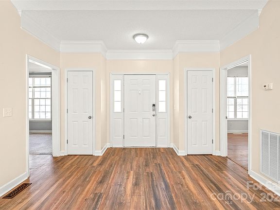 5th image of 909 Blackstone Ln