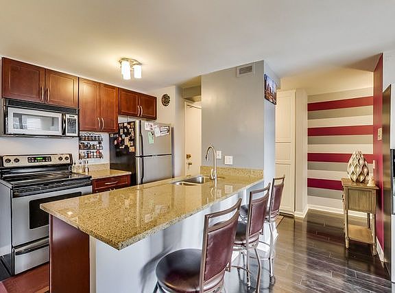 2nd image of 1540 N La Salle St #201