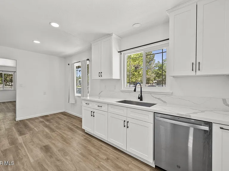 1135 W Pillsbury St #1135 — Photo 4