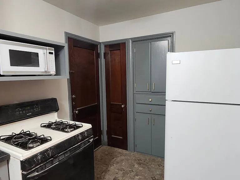 402 Grand Ave — Photo 7