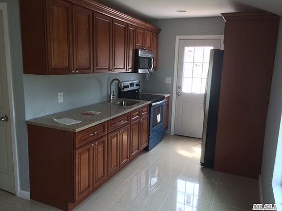 3rd image of 50 Perry St