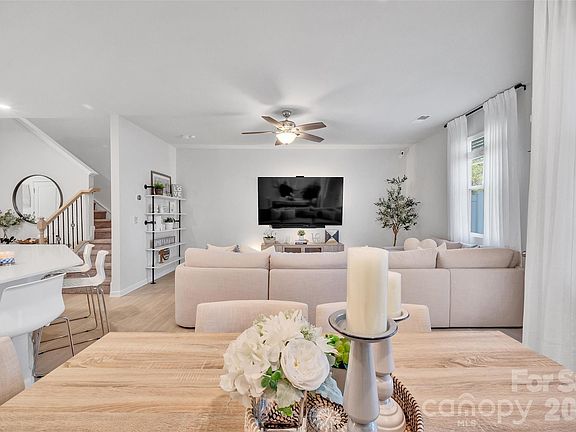 2nd image of 906 Park Bend Trl