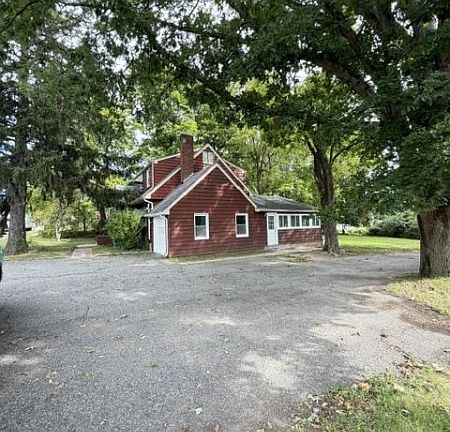 3rd image of 1016 Valley Rd