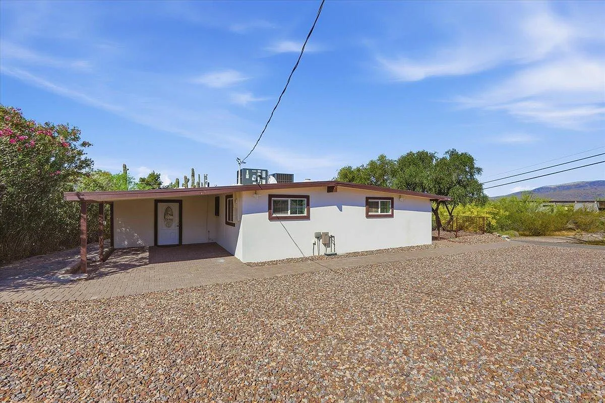 3 bed, 2.0 bath, 1326 sqft, $2,900 — Photo 2