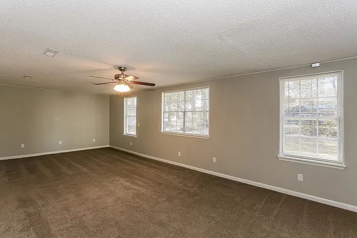 3 bed, 1.0 bath, 1500 sqft, $1,945 — Photo 3