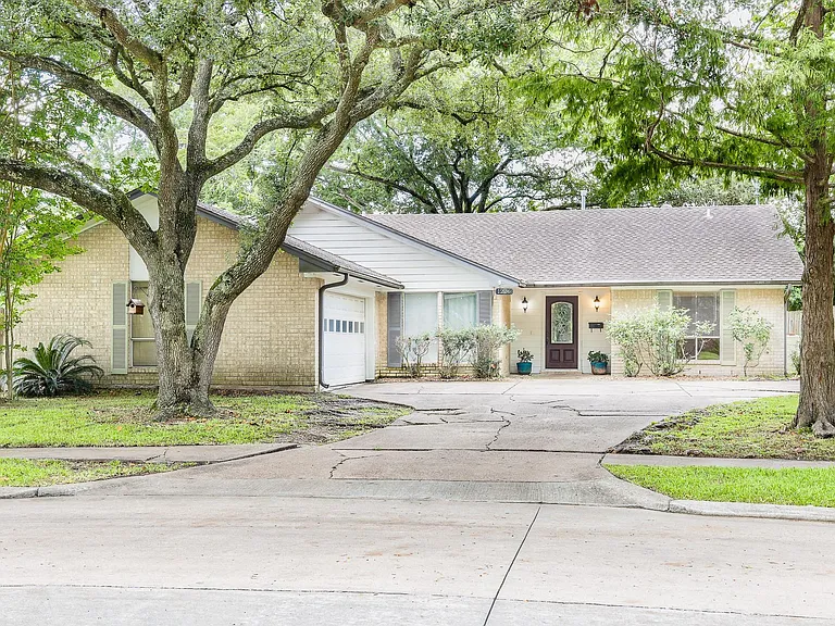 1226 Ferndale Dr — Photo 1