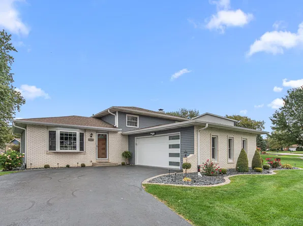 4204 Glen Oaks Dr, Crown Point, IN 46307