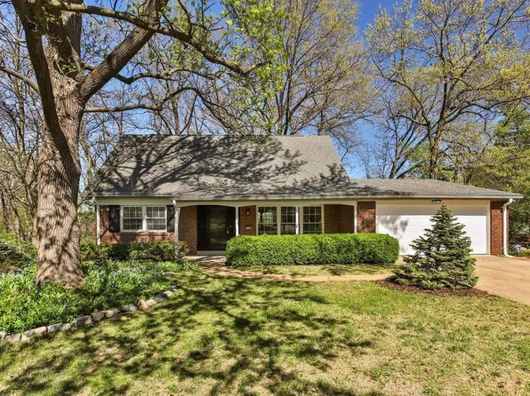 9006 Crestmoor Dr, Saint Louis, MO 63126