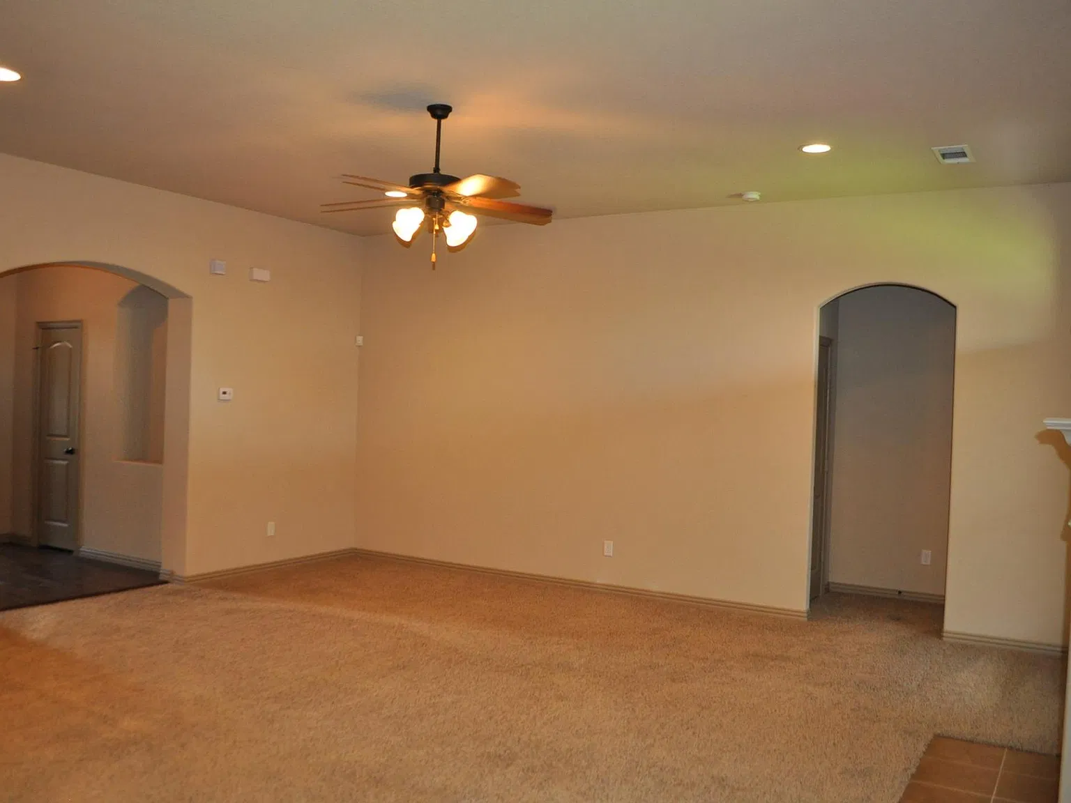 4 bed, 2.5 bath, 2400 sqft, $2,600 — Photo 3