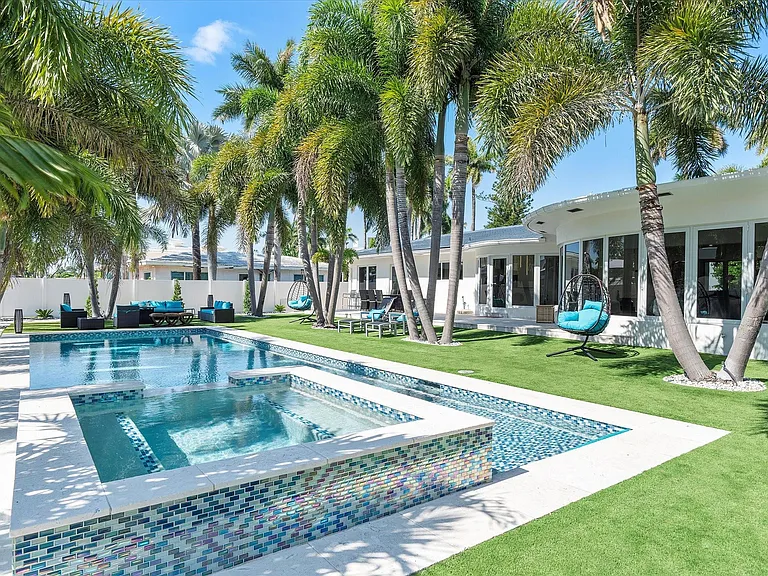 207 Royal Palm Dr — Photo 2