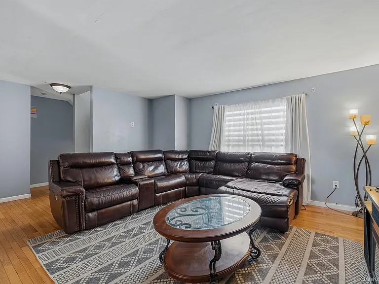 35 Helene Rd — Photo 3