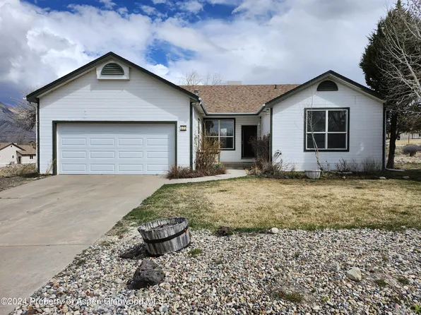 572 Ponderosa Cir, Parachute, CO 81635