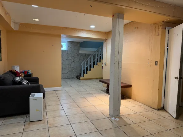 1009 University Ave SE