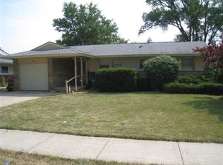 9 Wildwood Rd, Elk Grove Village, IL 60007