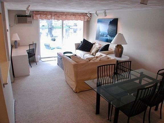 3rd image of 18 Hamilton Rd APT 205