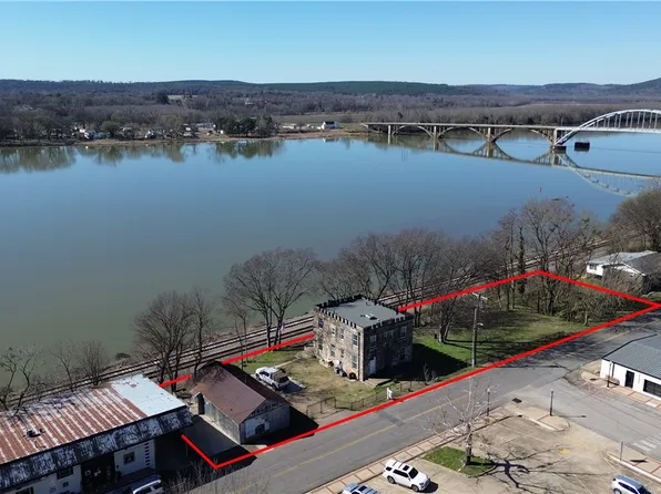 209 W River St, Ozark, AR 72949