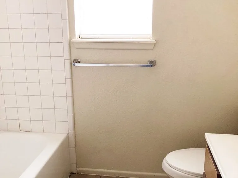 2121 S Loop 289 #B — Photo 12