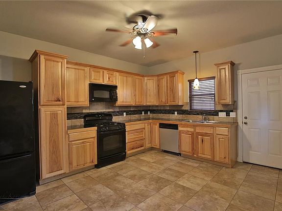 4th image of 1110 Poplar St