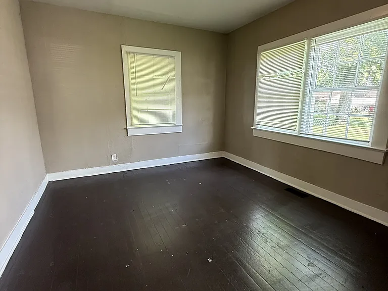 5220 Court Q — Photo 5