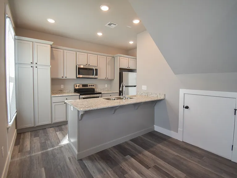 734 S Locust Ave — Photo 4