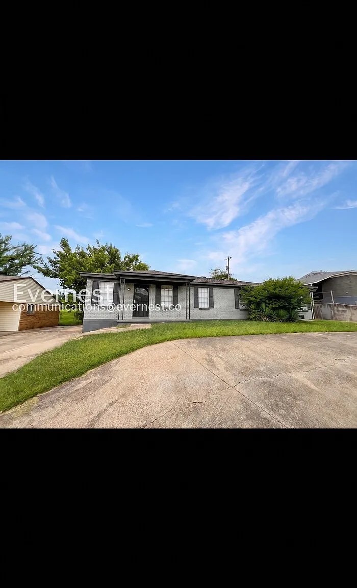 2 bed, 1.5 bath, 907 sqft, $890 — Photo 1