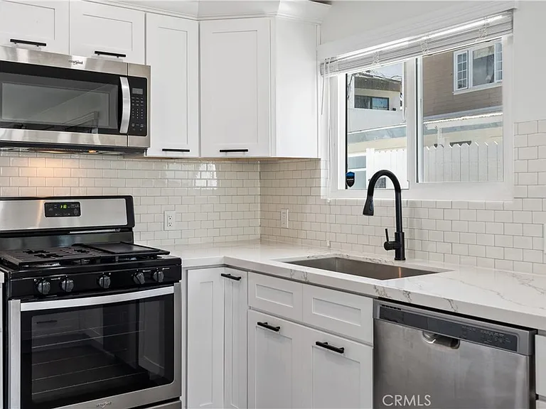 3205 Bayside Dr — Photo 2