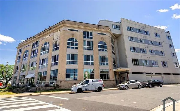 2 bed, 842 sqft, $3,200 — Photo 2