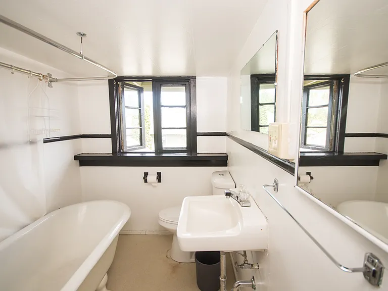 457 SW Washington Ave #7 — Photo 7