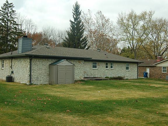 Large backyard that tenant doesn't have to mow!