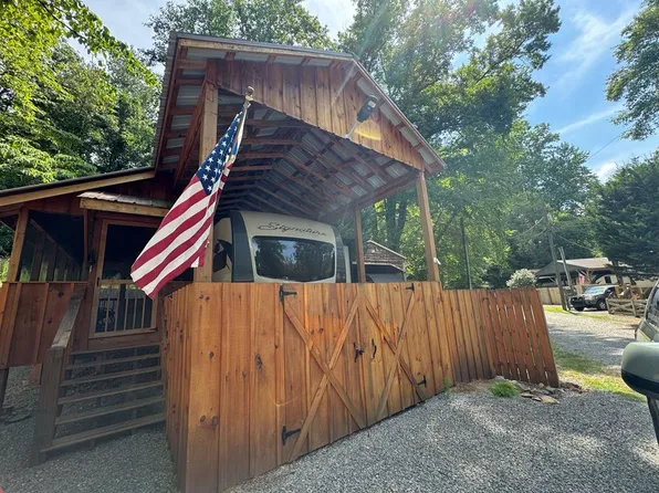 38 1st St, Ellijay, GA 30540
