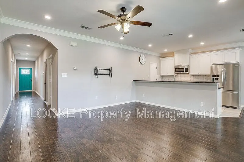 3 bed, 2.0 bath, 1560 sqft, $2,295 — Photo 2