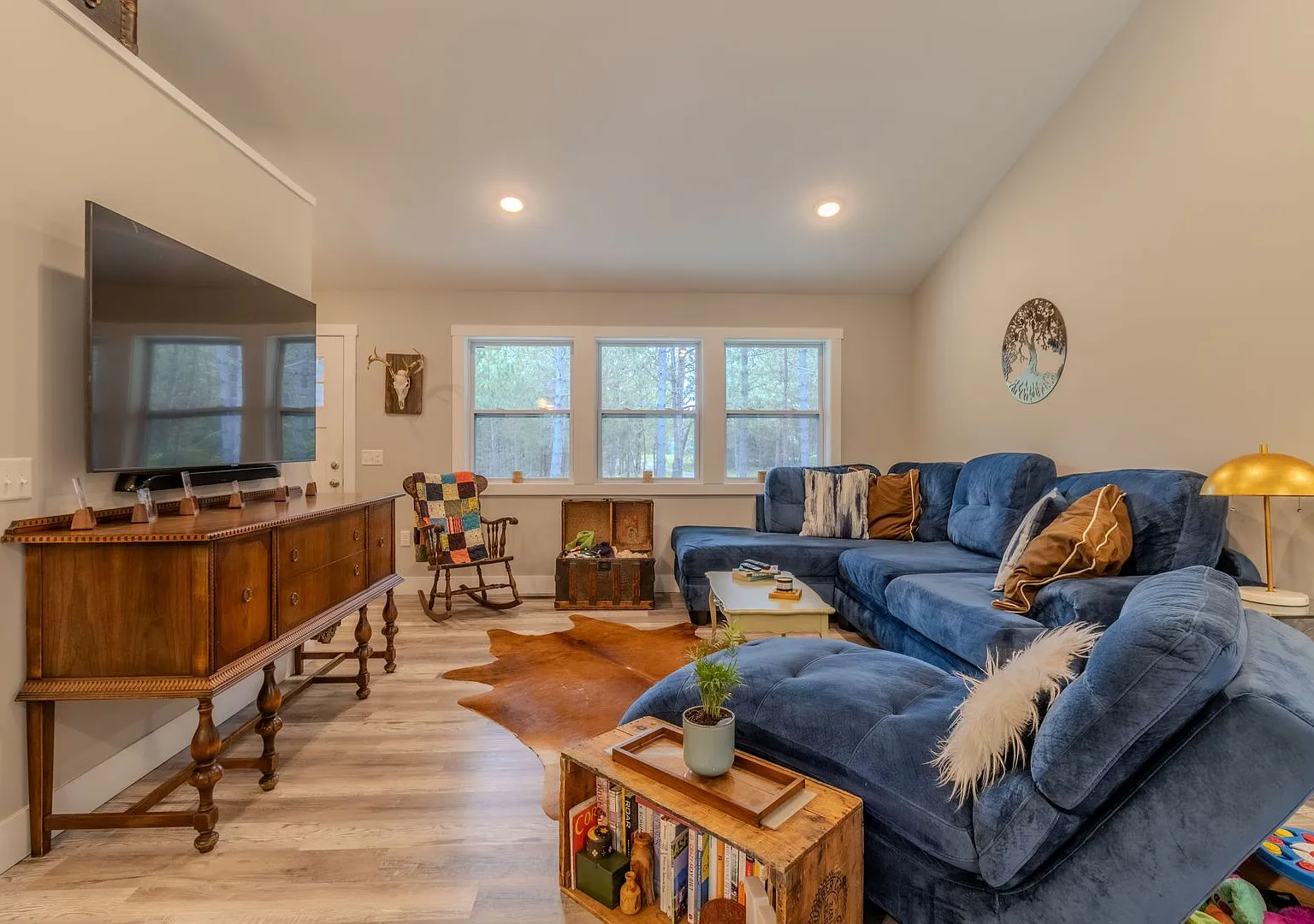 Peaceful Modern Home on 3 Acres — Photo 4