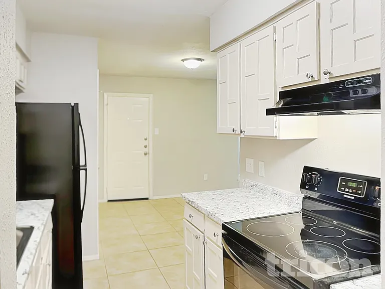1555 Willowbrook St — Photo 4