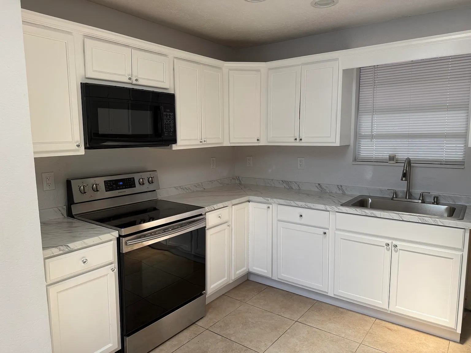 4 bed, 3.0 bath, 1508 sqft, $3,800 — Photo 2