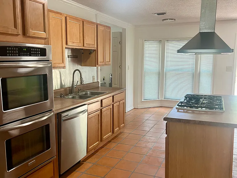 211 Cordoba St — Photo 4